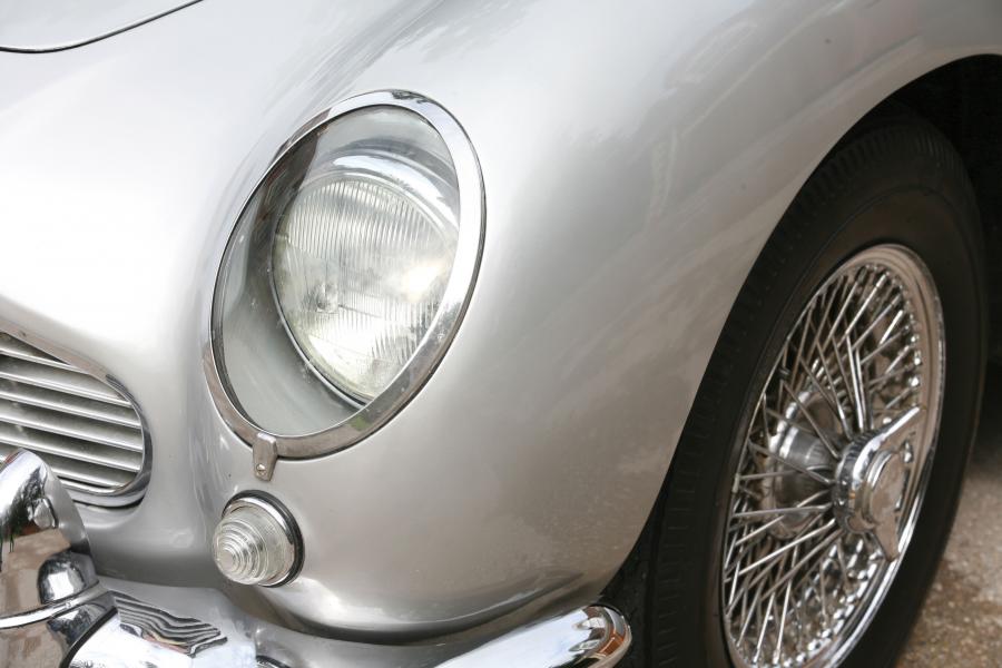 Детали экстерьера Aston Martin DB5 1965 года  (фото 14 из 19)